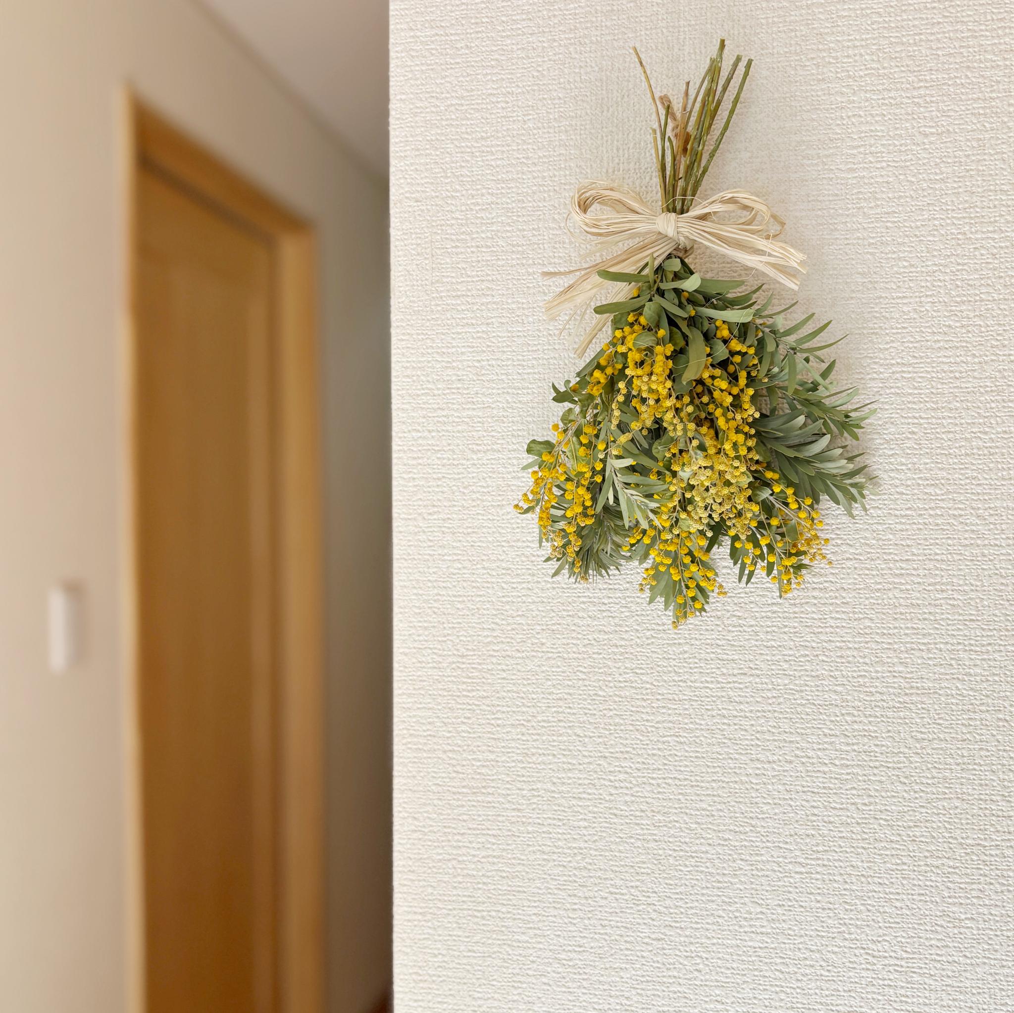 ミモザのナチュラルスワッグSサイズ｜おしゃれなドライフラワーの壁飾りをギフトにも♪1枚目の画像